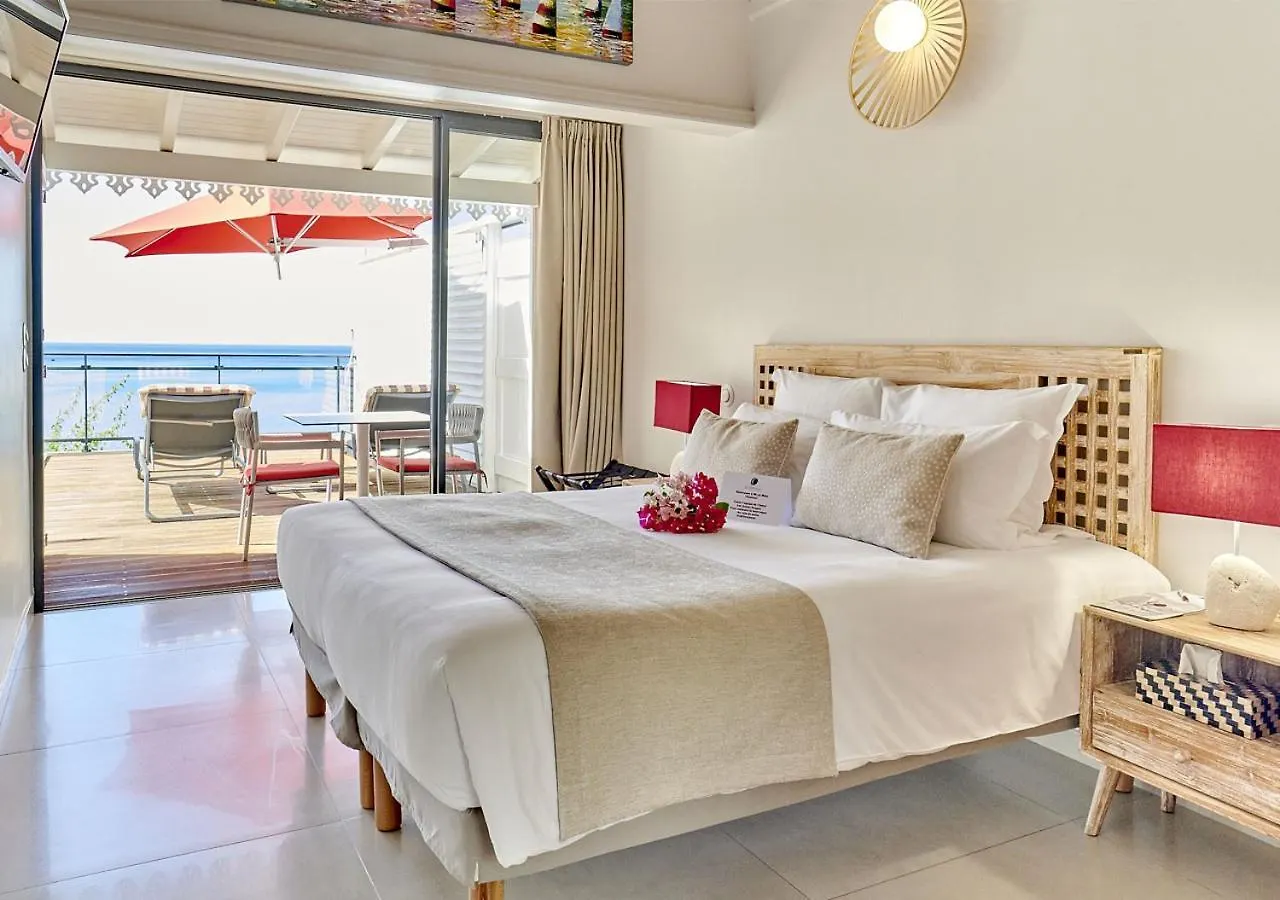 Les Galets Rouges Lodges & Spa Bouillante Hotel