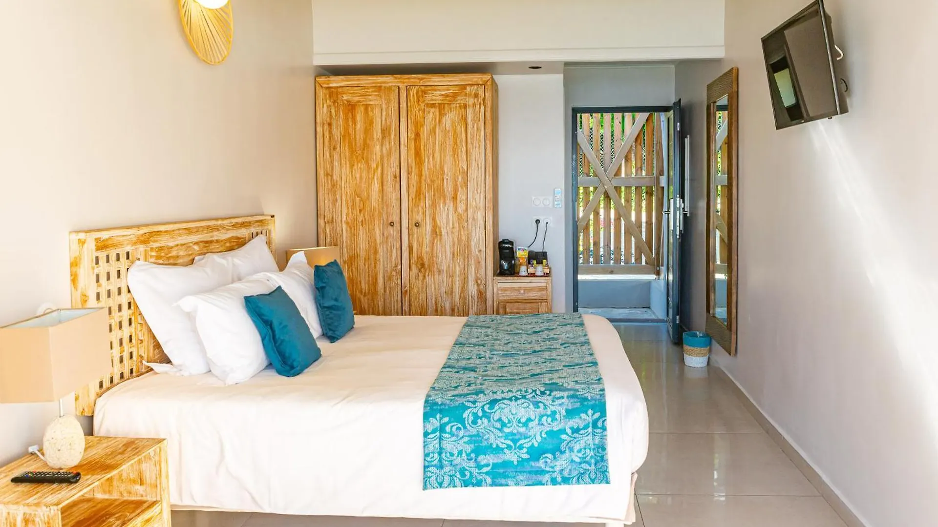Hotel Les Galets Rouges Lodges & Spa Bouillante